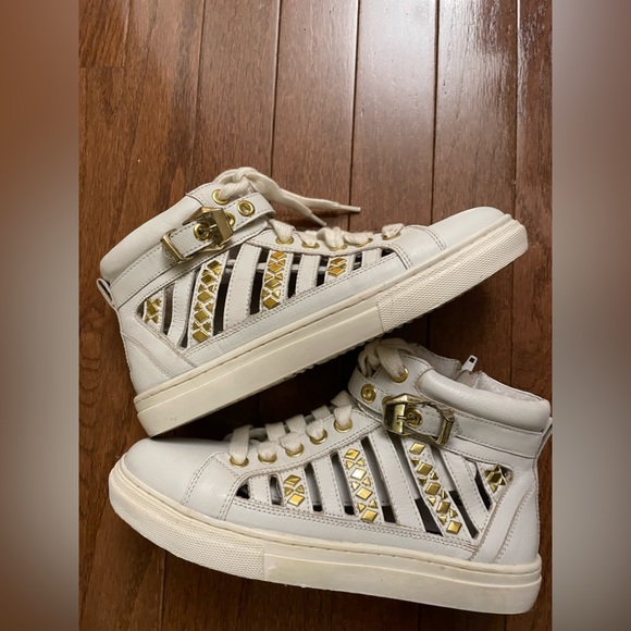 White sneakers with studs and decorative metal detailing. - Picture 5 of 7